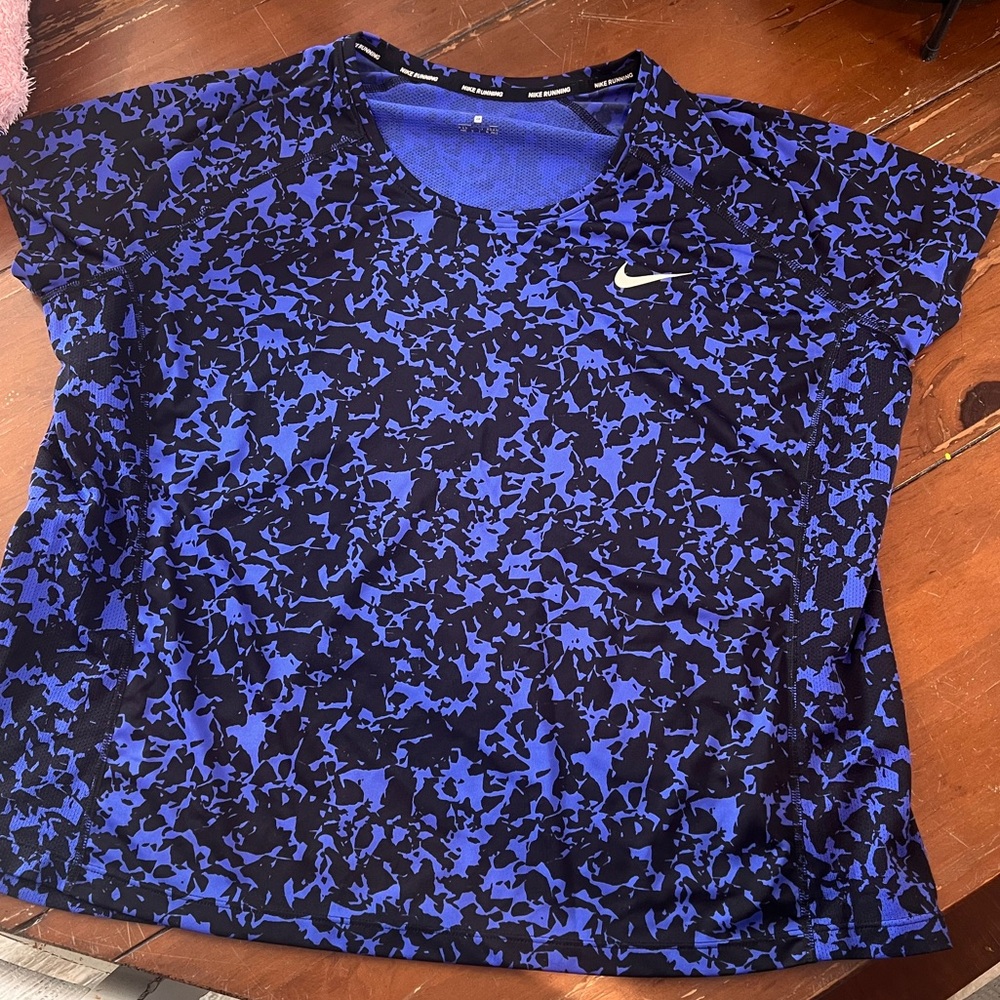 Nike Women’s Black and Blue Printed Dri-FIT Short Sleeve Top